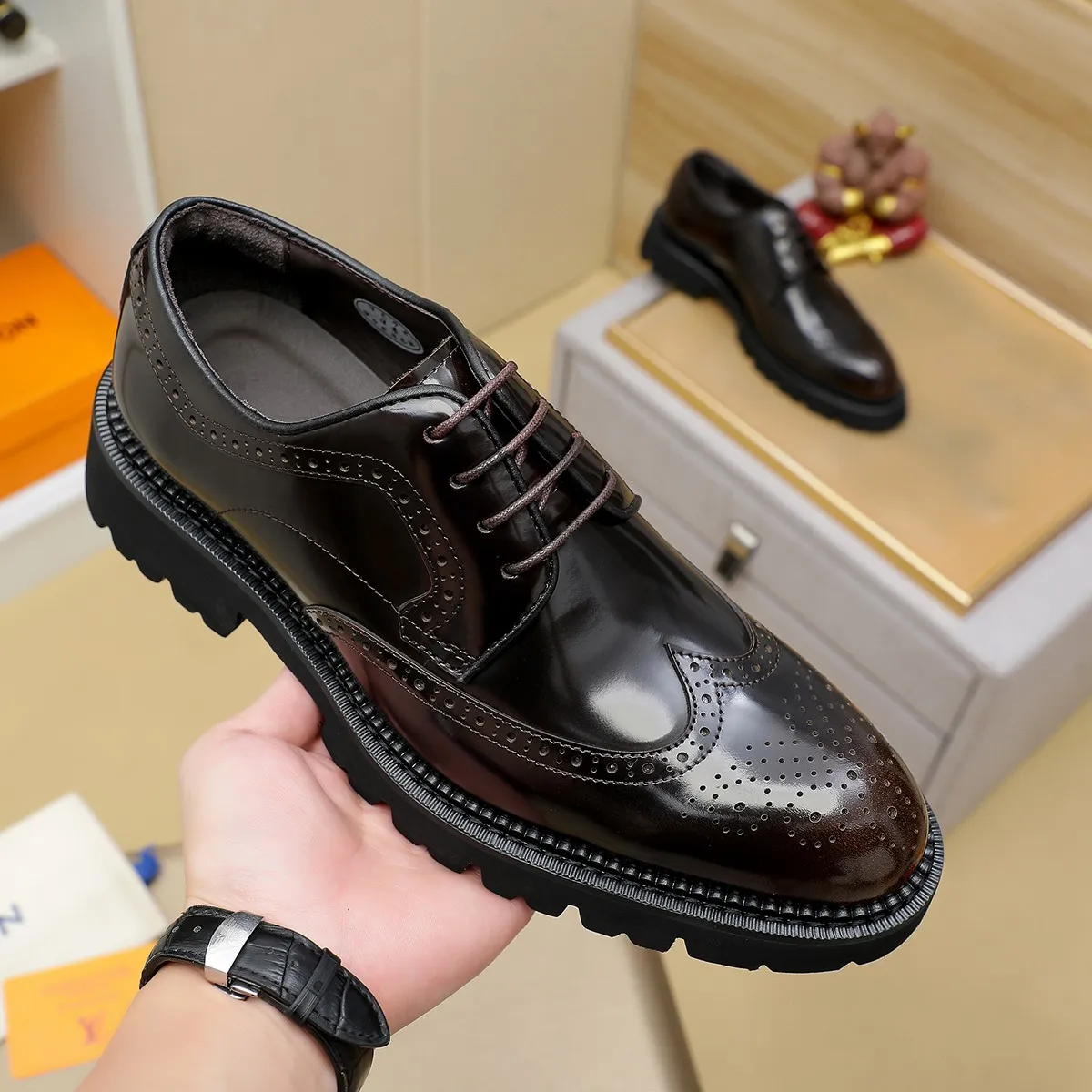 Men's shoes 💰620 💰 Louis Vuitton LV ® Autumn and Winter 🆕 models 🔛Full shoe counter First layer cowhide, 🐂leather lined casual shoes for men, super soft outsole, essential for driving. Counter synchronized original first layer cowhide completely 1:1 mold customization 🌹Top version, 2 colors available! Number: 38-45 (37.46. Customized)
